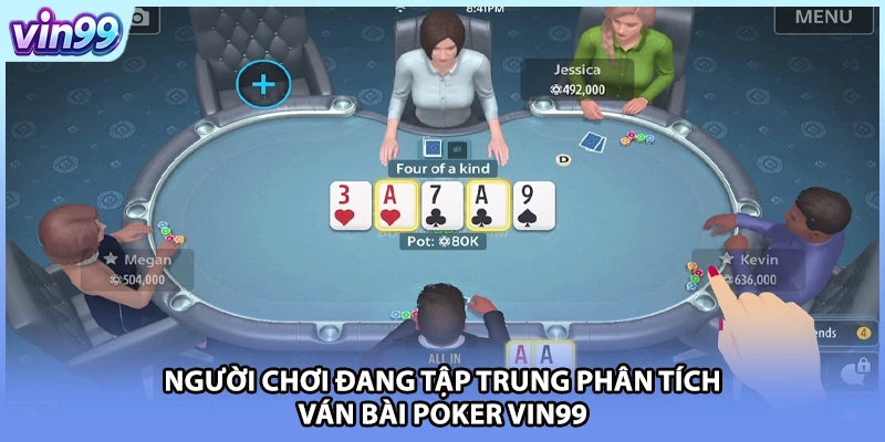 Người chơi đang tập trung phân tích ván bài Poker VIN99